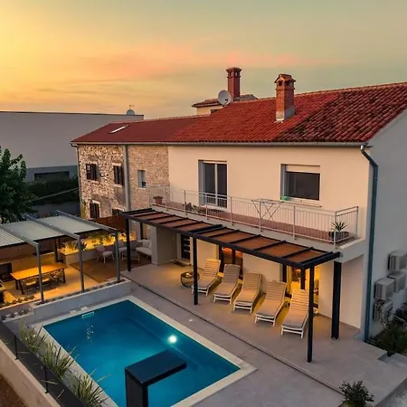 The Light On The Hill - 80m2 Luxury With Private Pool *