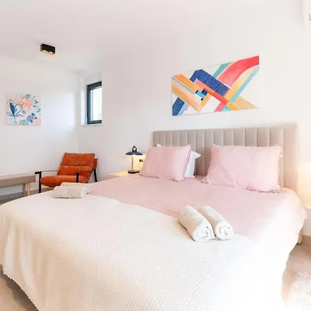 The Light On The Hill - 80m2 Luxury With Private Pool Apartamento Vinkuran