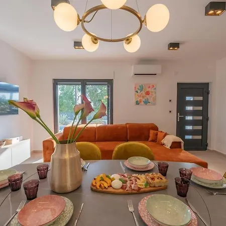 The Light On The Hill - 80m2 Luxury With Private Pool Apartamento Vinkuran