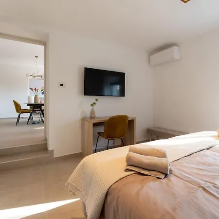 The Light On The Hill - 80m2 Luxury With Private Pool