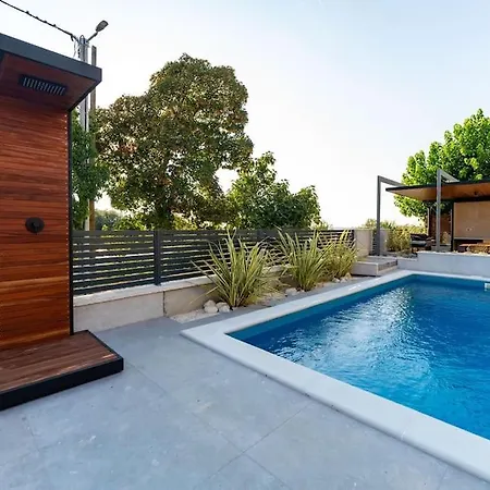 The Light On The Hill - 80m2 Luxury With Private Pool شقة