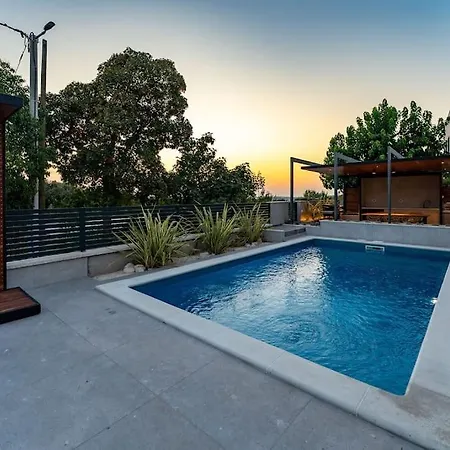 The Light On The Hill - 80m2 Luxury With Private Pool
