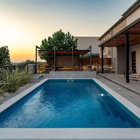 The Light On The Hill - 80m2 Luxury With Private Pool Apartamento *