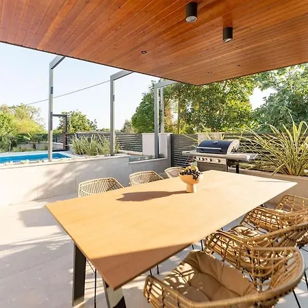 The Light On The Hill - 80m2 Luxury With Private Pool Vinkuran