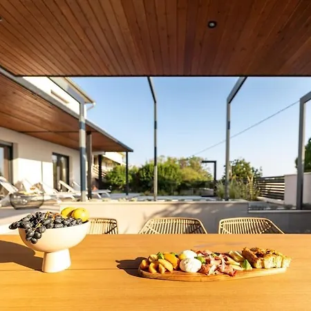 The Light On The Hill - 80m2 Luxury With Private Pool Vinkuran