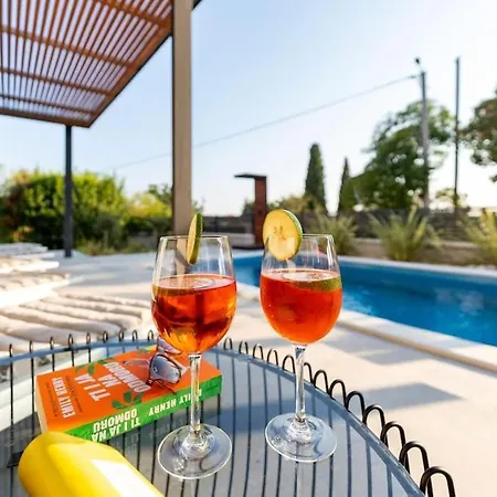 The Light On The Hill - 80m2 Luxury With Private Pool *