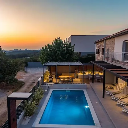 The Light On The Hill - 80m2 Luxury With Private Pool Apartamento Vinkuran