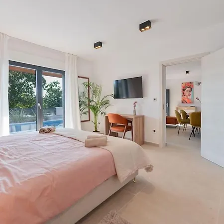 The Light On The Hill - 80m2 Luxury With Private Pool Apartamento