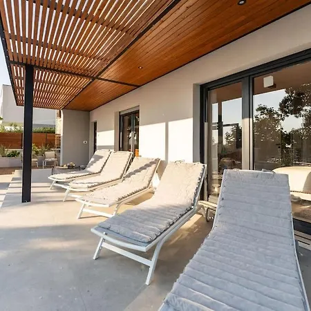 The Light On The Hill - 80m2 Luxury With Private Pool *