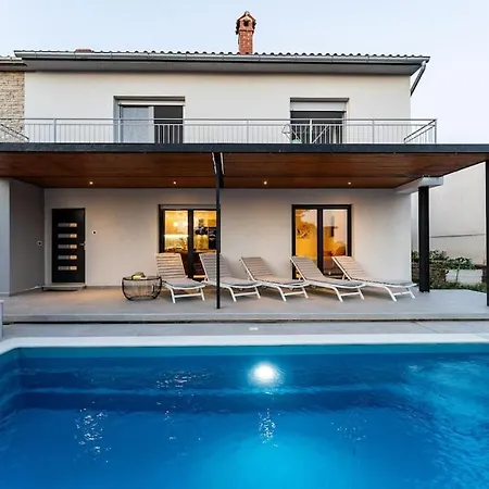 The Light On The Hill - 80m2 Luxury With Private Pool Apartamento Vinkuran